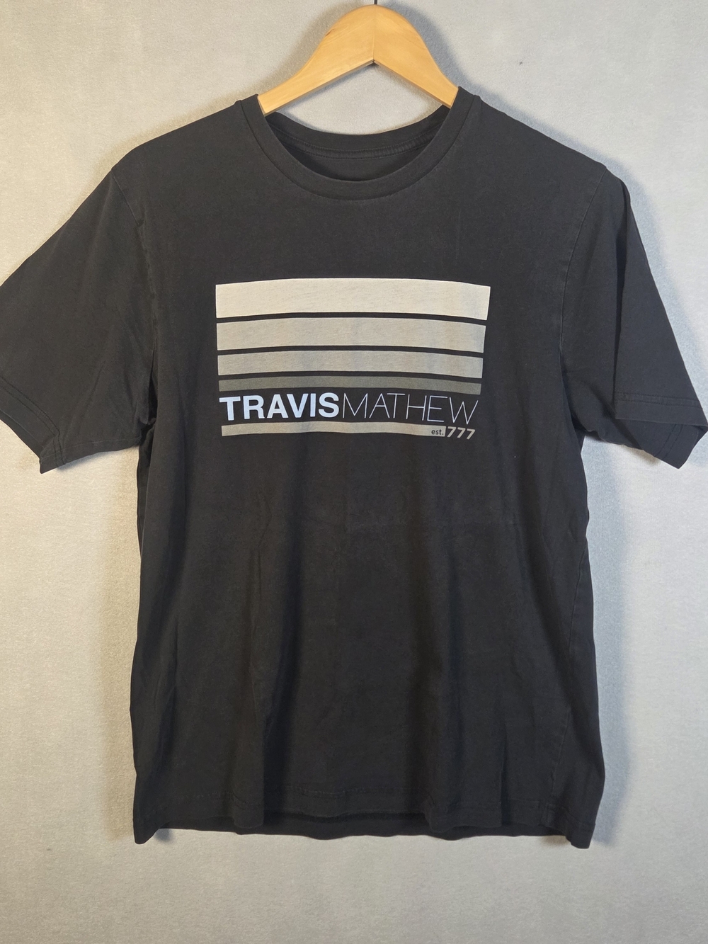 Travis Mathew men's cotton short-sleeve logo graphic tee (S582)